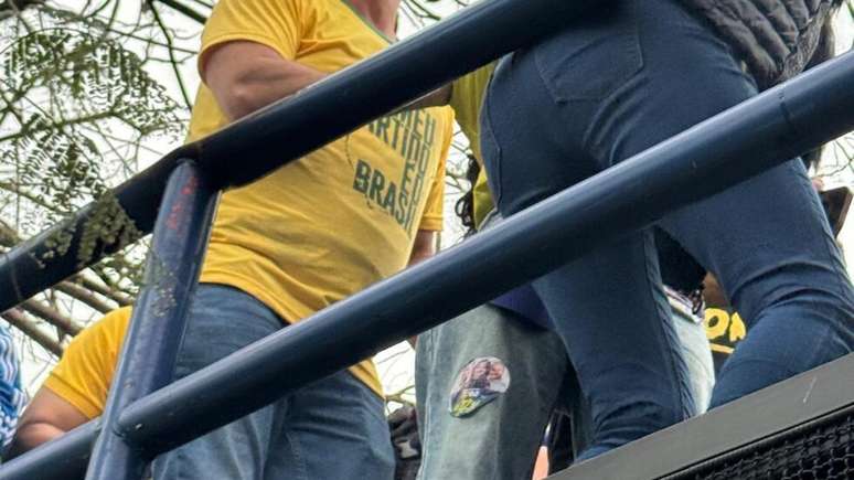 Fl&aacute;vio Bolsonaro (PL) desfilou de colete antibalas durante carreata e motociata hoje na zona oeste do Rio de Janeiro.