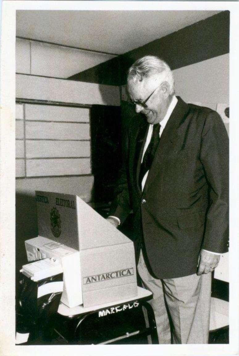 Ex-ministro do TSE, Carlos Velloso, vota em urna eletr&ocirc;nica na estreia do aparelho, em 1996