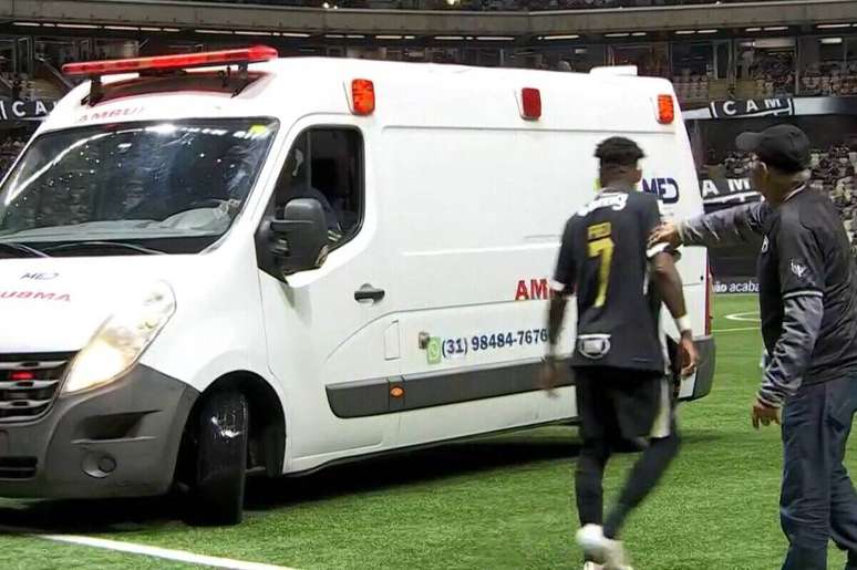 Alix Vinicius foi retirado do gramado de ambul&acirc;ncia &ndash;