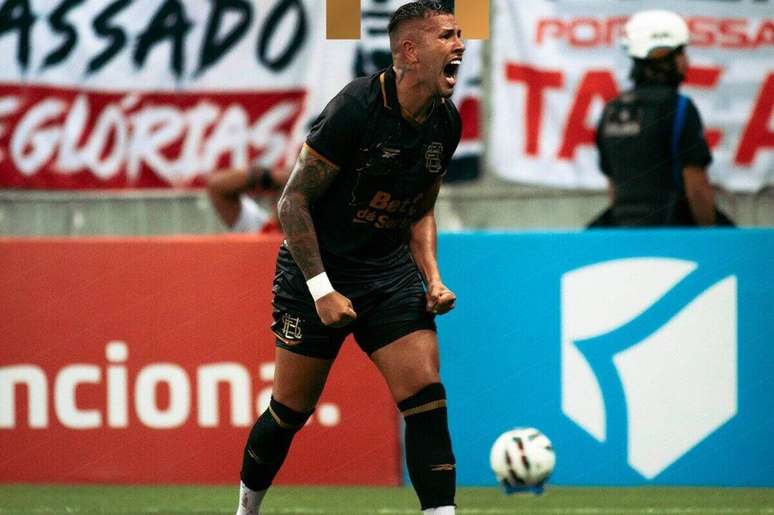 Pedro Favela empata o jogo para o Santa Cruz e vibra intensamente.&nbsp;