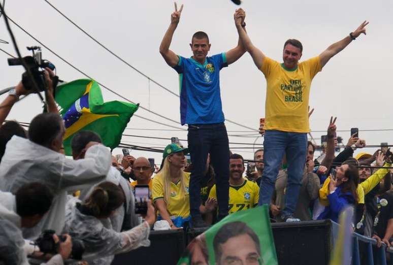 Fl&aacute;vio Bolsonaro, em carreata por Campo Grande, zona oeste do Rio de Janeiro, na tarde de s&aacute;bado, 3.