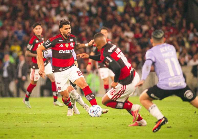 Flamengo ainda deve parcelas por Paquet&aacute; (em foco) e Samuel Lino &ndash;