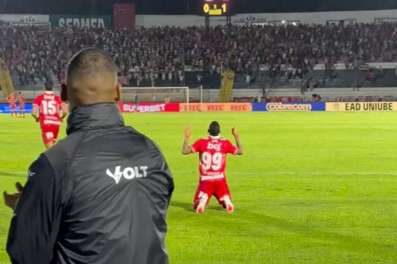 Mesmo &ldquo;sumido&rdquo;, Vila Nova segura press&atilde;o, vence o Botafogo-SP e volta a liderar a tabela &ndash;