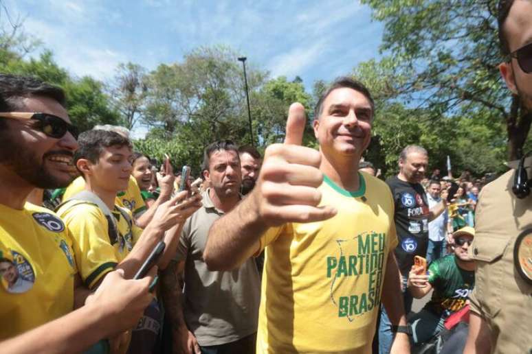 Fl&aacute;vio Bolsonaro ao lado de apoiadores em ato de campanha