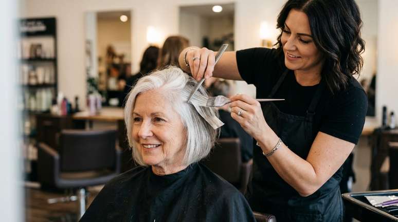 Pintar o cabelo inteiro de cinza normalmente busca criar uma tonalidade uniforme.
