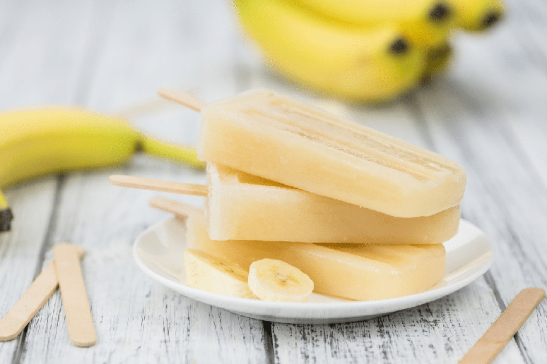 Banana, morango, ma&ccedil;&atilde;, cenoura, iogurte e caldos naturais s&atilde;o as op&ccedil;&otilde;es mais indicadas para preparar sorvetes naturais para os pets 