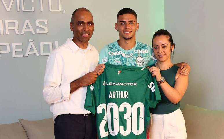 Ao lado dos pais, lateral-esquerdo Arthur exibe camisa do Palmeiras &ndash;