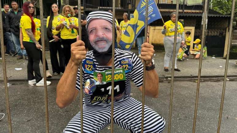 Bolsonarista exibe fantasia de "Lula na pris&atilde;o" durante ato do PL hoje em Campo Grande, zona oeste do Rio de Janeiro.