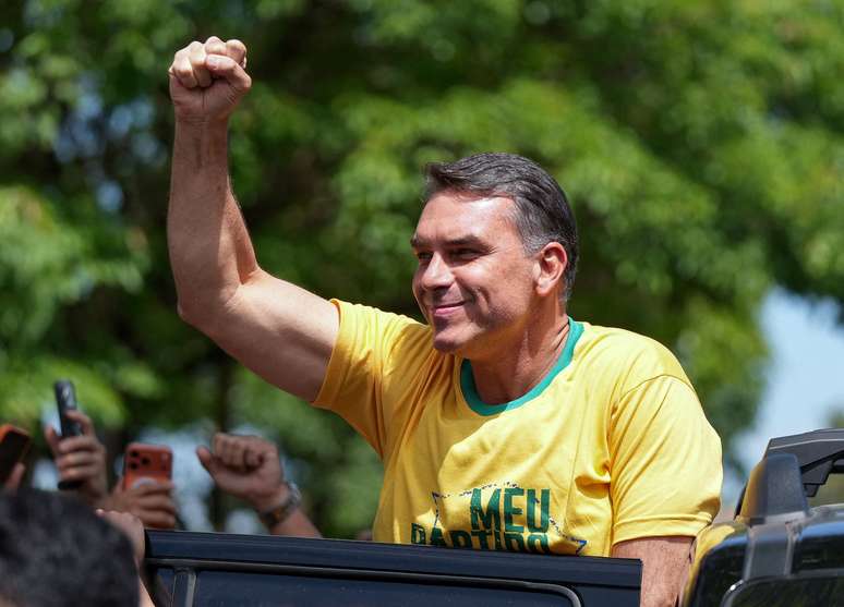 Fl&aacute;vio Bolsonaro durante campanha em Santa Barbara D&acute;Oeste