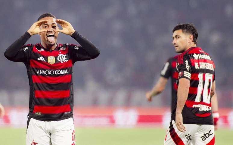 Samuel Lino (esq.) desandou a fazer gol pelo Flamengo &ndash;