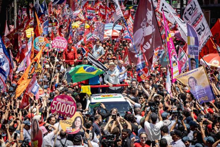 Lula em ato de campanha na Rua Augusta, em S&atilde;o Paulo, na v&eacute;spera do primeiro turno
