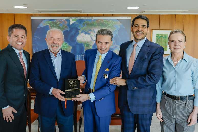 Lula entre o deputado Cezinha de Madureira, o bispo Samuel Ferreira, Jorge Messias e Gleisi Hoffman