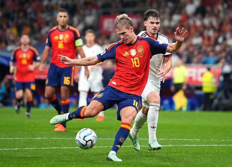 Dani Olmo tenta o chute, mas desperdi&ccedil;a a chance para a Espanha.