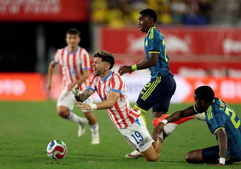O paraguaio Enciso &eacute; derrubado por Asprilla durante o amistoso de sua sele&ccedil;&atilde;o com a Col&ocirc;mbia, em Nova Jersey.&nbsp;