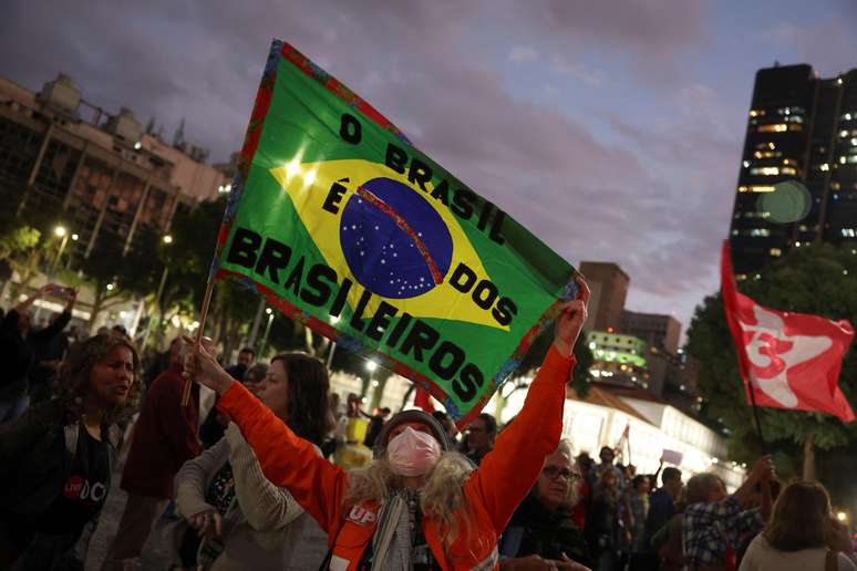 Manifestantes protestam no Rio de Janeiro contra o an&uacute;ncio de tarifas de 50% sobre produtos brasileiros impostas pelo governo Trump, em 10 de julho de 2025.