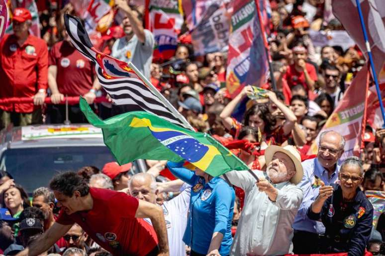 Lula com as bandeiras de S&atilde;o Paulo e do Brasil em &uacute;ltimo ato de campanha na capital paulista