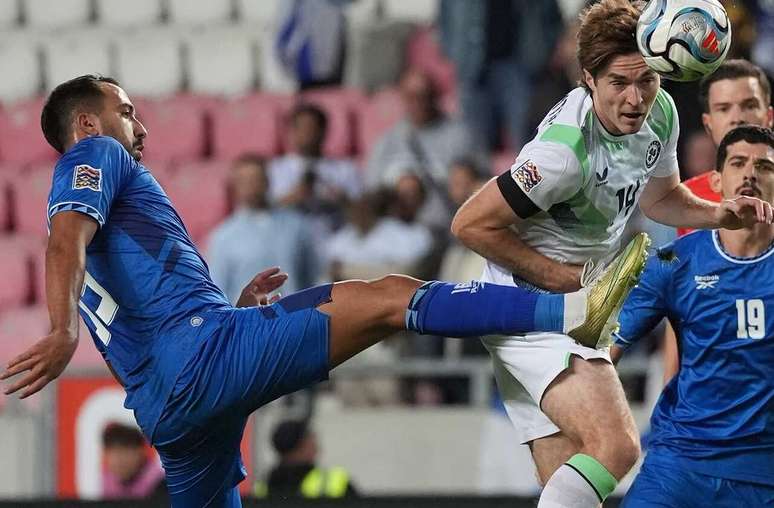 Jogadores da Irlanda usaram bra&ccedil;adeiras pretas no primeiro jogo contra Israel &ndash;