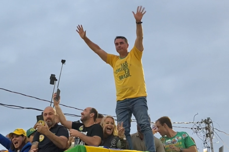 Fl&aacute;vio Bolsonaro (PL) finalizou campanha &agrave; Presid&ecirc;ncia com uma motocarreata pelas ruas do RJ