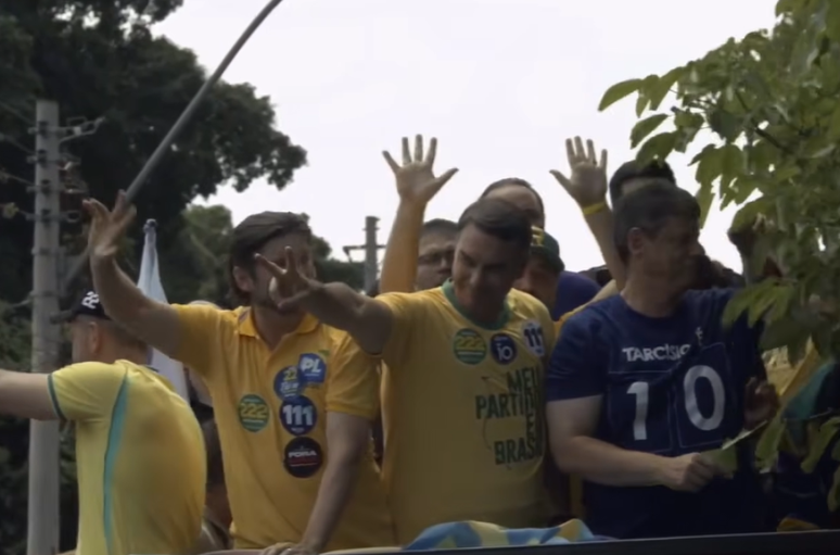 Junto de aliados, Fl&aacute;vio Bolsonaro (PL) come&ccedil;a moto-carreata em Santa B&aacute;rbara d'Oeste