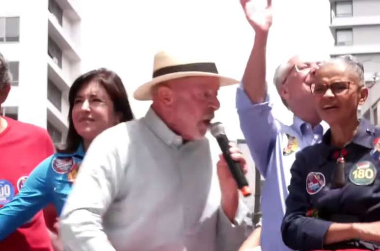 Lula durante passeata na rua Augusta, em SP