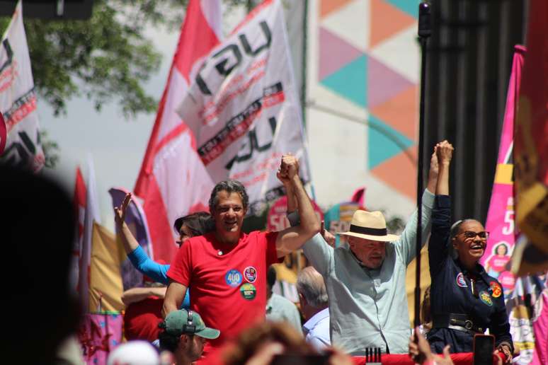 Haddad e Lula durante &uacute;ltimo dia de campanha em S&atilde;o Paulo