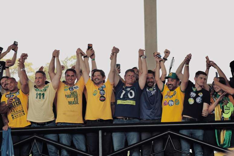 Fl&aacute;vio Bolsonaro (PL) ao lado de aliados em ato no interior de SP