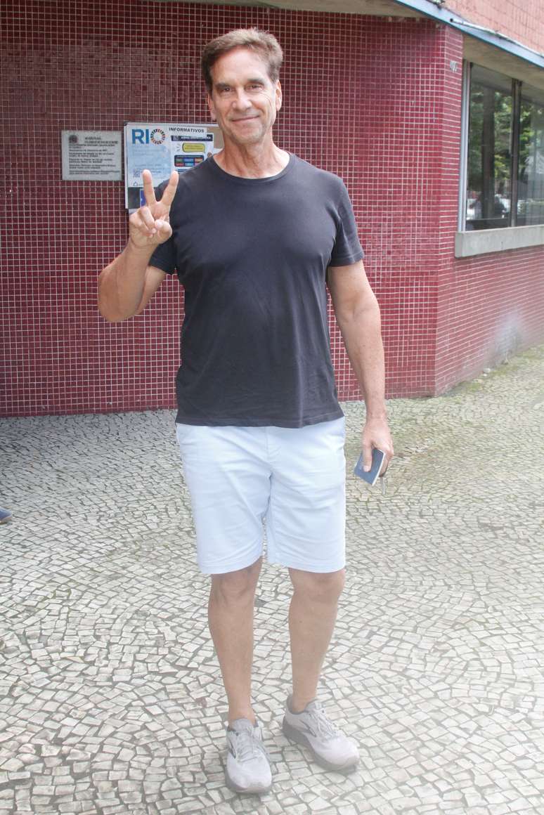 Vitor Fasano chegando para votar na Barra da Tijuca, em 4 de outubro de 2026