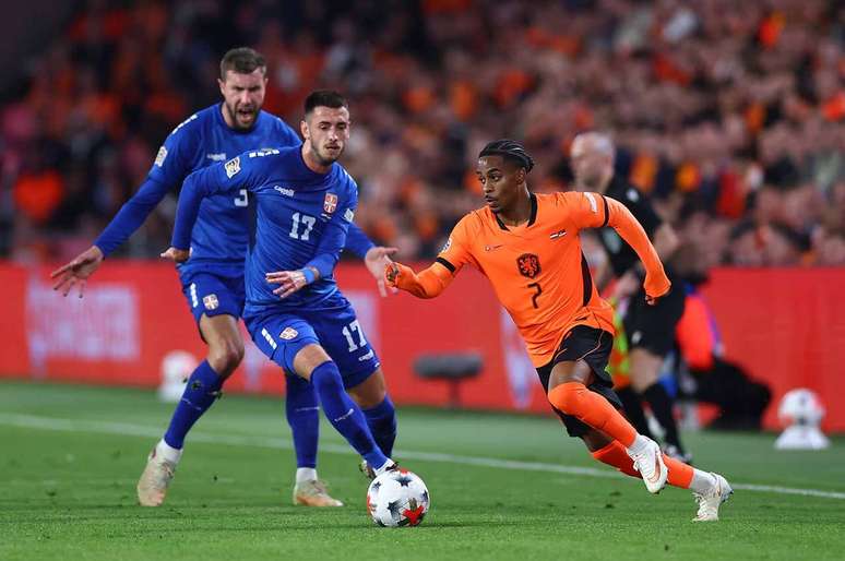 Summerville, da Holanda, tenta passar pela marca&ccedil;&atilde;o da defesa s&eacute;rvia &ndash;