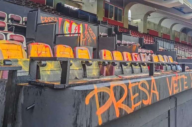 Tribuna de honra do Est&aacute;dio de Vallecas foi vandalizado horas antes de amistoso &ndash; Reprodu&ccedil;&atilde;o/Twitter