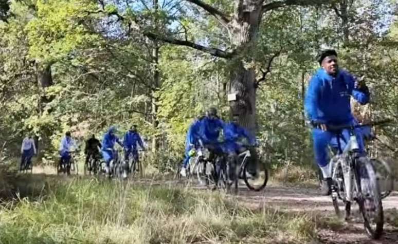 Jogadores da Fran&ccedil;a durante atividade ao ar livre antes de encarar a B&eacute;lgica &ndash;
