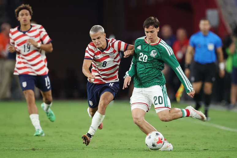 Sullivan (camisa 8) em a&ccedil;&atilde;o tentando tirar a bola de Ch&aacute;vez. Enquanto o americana faz gola&ccedil;o e entra para a hist&oacute;ria, mexicano &eacute; expulso.
