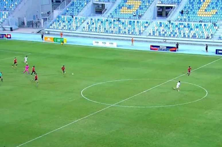 Jogador da L&iacute;bia, em claro impedimento, provocou uma briga entre a comiss&atilde;o t&eacute;cnica e a arbitragem &ndash;