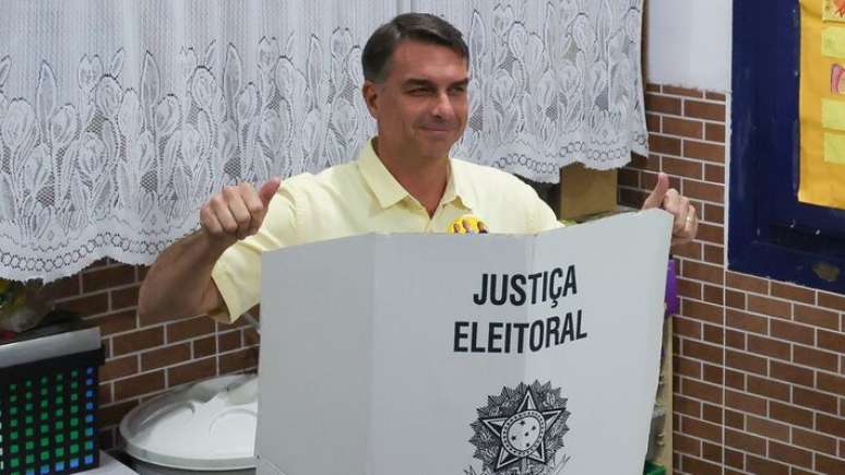 PKBOL 04/10/2026 - FL&Aacute;VIO BOLSONARO / ELEI&Ccedil;&Otilde;ES 2026- O candidato a presid&ecirc;ncia pelo PL Fl&aacute;vio Bolsonaro na cabinede vota&ccedil;&atilde;o , em escola na zona norte do Rio de Janeiro. Foto Pedro Kirilos/Estad&atilde;o