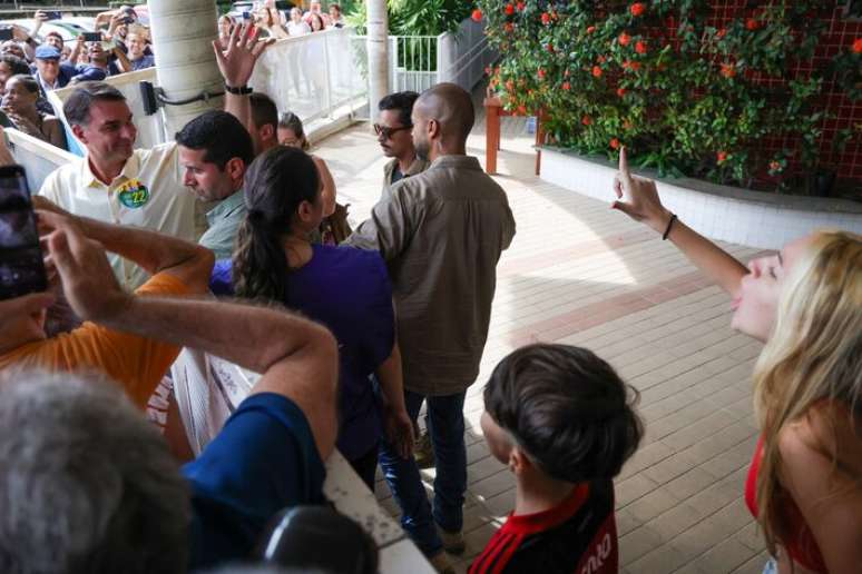 Mulher faz o 'L' de Lula na dire&ccedil;&atilde;o de Fl&aacute;vio.