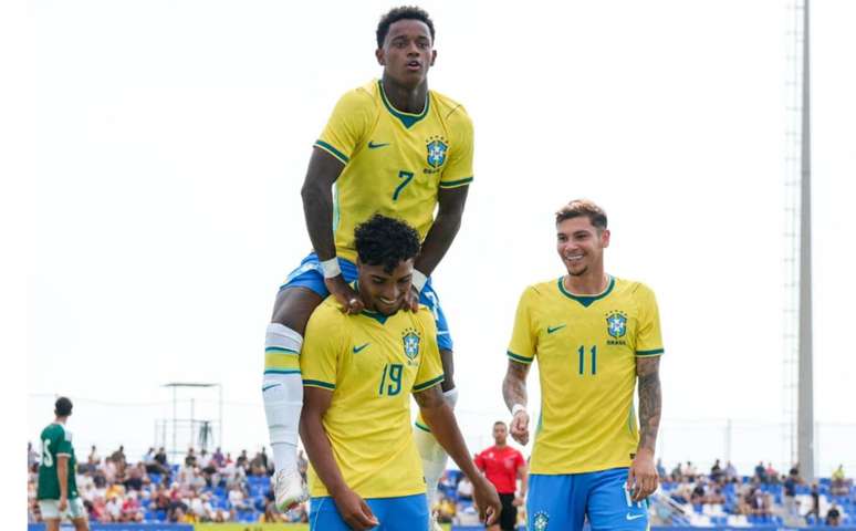 Heittor (19) &eacute; celebrado ap&oacute;s fazer o primeiro gol do Brasil sobre o M&eacute;xico.
