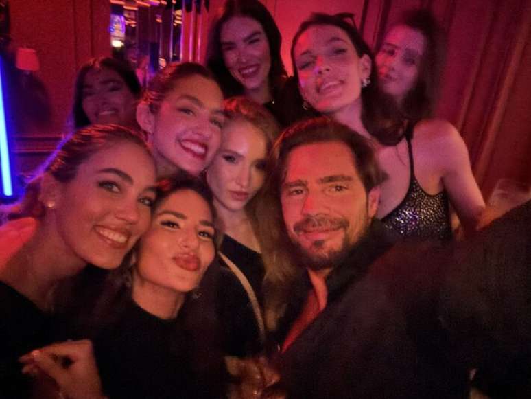 O banqueiro Daniel Vorcaro, cercado de mulheres, durante viagem a Londres com autoridades