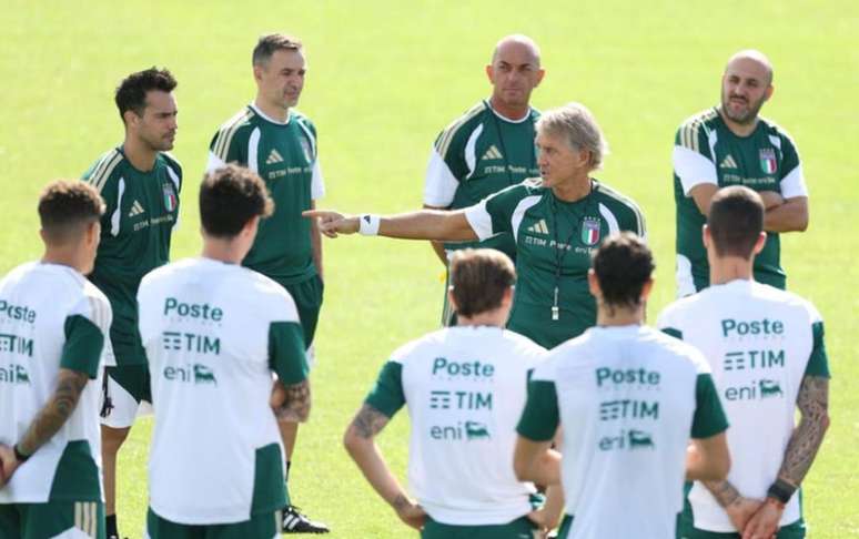 Jogadores da It&aacute;lia durante treinamento da equipe &ndash;