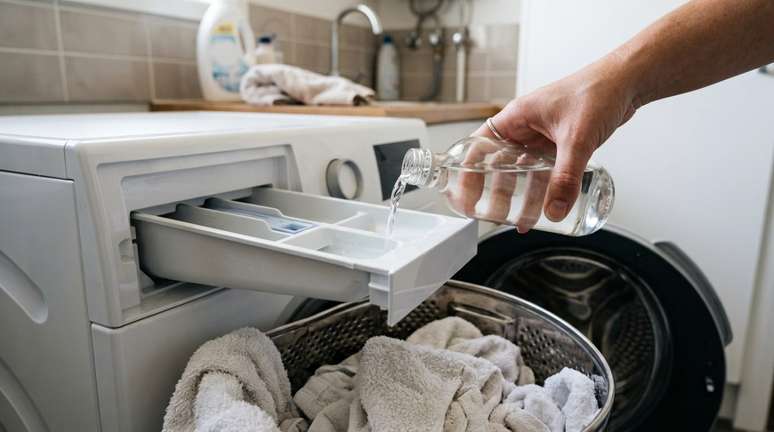 O amaciante tradicional forma uma camada sobre as fibras para produzir sensa&ccedil;&atilde;o de toque macio.