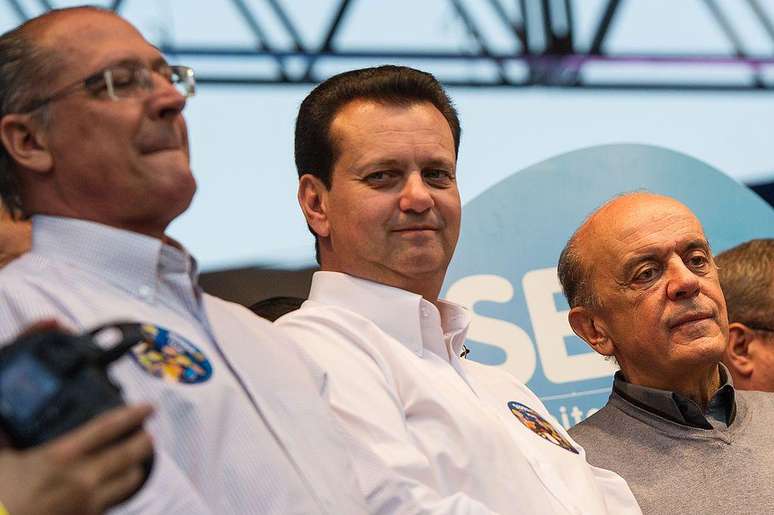 Gilberto Kassab, em 2012, entre o ent&atilde;o governador Geraldo Alckmin, e Jos&eacute; Serra, do PSDB, que se preparava para concorrer &agrave; prefeitura de S&atilde;o Paulo. Hoje ele preside o PSD, que remodelou m&aacute;quina tucana