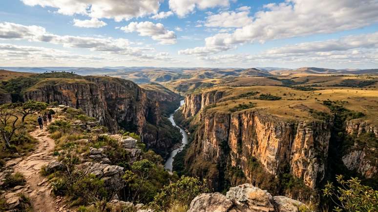 A imponente Cachoeira Casca d&rsquo;Anta impressiona com sua queda monumental e rica biodiversidade ao redor.