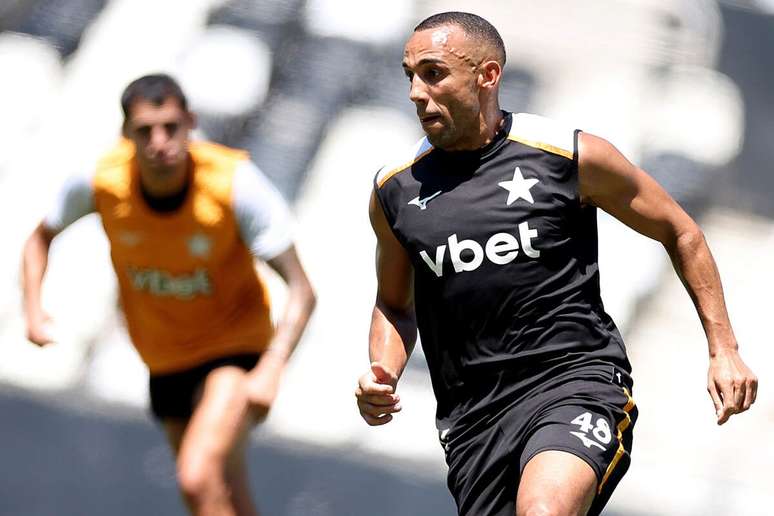 Mar&ccedil;al se reveza entre a zaga e a lateral esquerda &ndash;