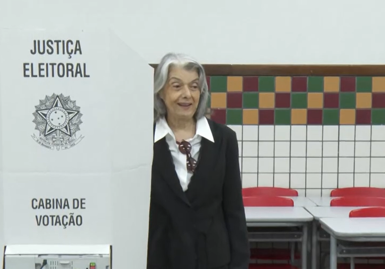 Ministra C&aacute;rmen L&uacute;cia vota em Belo Horizonte (MG)