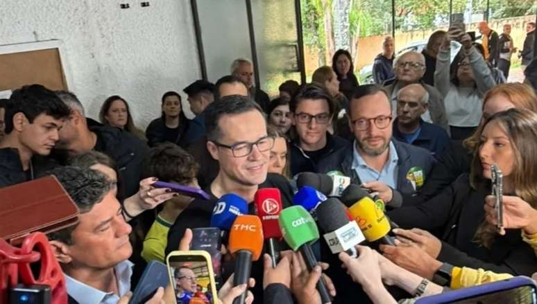 Deltan Dallagnol (Novo) d&aacute; entrevista coletiva ap&oacute;s votar em Curitiba (PR)
