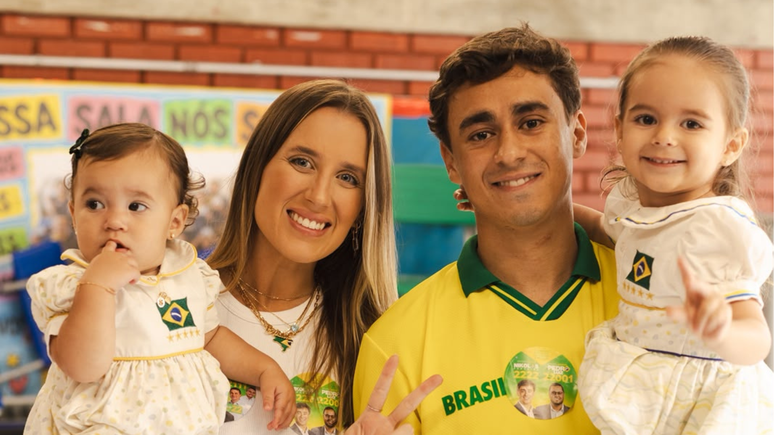 Nikolas Ferreira foi votar neste domingo, 4, acompanhado da esposa e das filhas