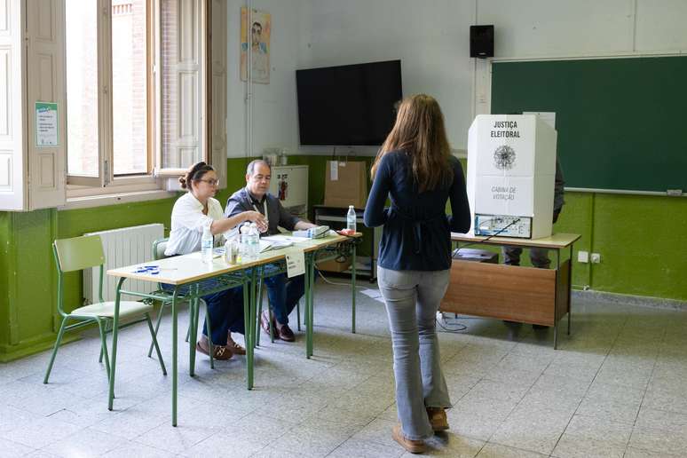 Diversas pessoas durante as elei&ccedil;&otilde;es presidenciais brasileiras na Escola Blanca de Castilla, em 4 de outubro de 2026, em Madri, Espanha.