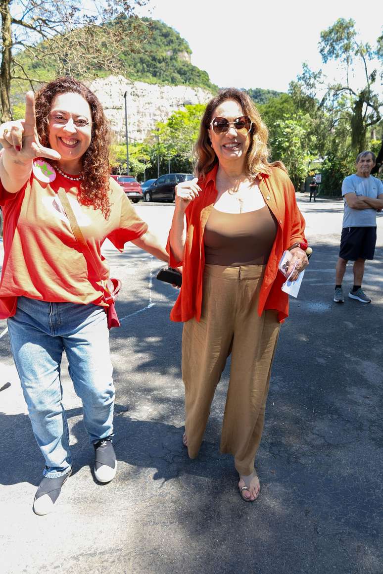 Eliane Giardini chega para votar no Rio de Janeiro 