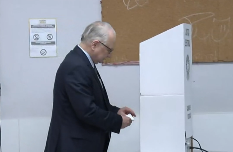 Edson Fachin, presidente do STF, vota em Bras&iacute;lia
