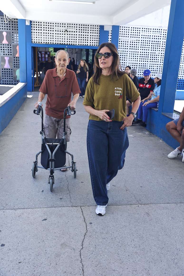 F&aacute;tima Bernardes acompanha volta com o pai para votar 