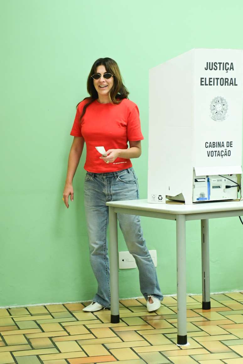 Fernanda Paes Leme vota nas elei&ccedil;&otilde;es do primeiro turno na zona sul de S&atilde;o Paulo 