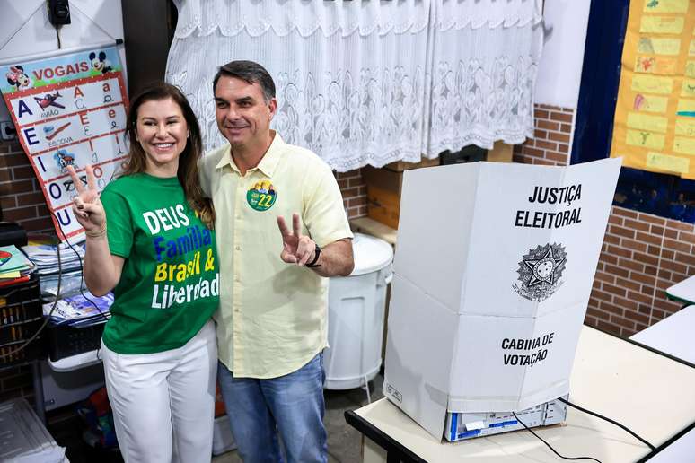 Fl&aacute;vio Bolsonaro, candidato &agrave; presid&ecirc;ncia pelo Partido Liberal, e sua esposa, Fernanda Bolsonaro, posam para a imprensa durante o dia da elei&ccedil;&atilde;o geral, em 4 de outubro de 2026, no Rio de Janeiro, Brasil. Os brasileiros votar&atilde;o para presidente, que governar&aacute; o pa&iacute;s pelos pr&oacute;ximos 4 anos. Nesta elei&ccedil;&atilde;o geral, os cidad&atilde;os tamb&eacute;m votar&atilde;o para governadores em 26 estados, para renovar a C&acirc;mara dos Deputados e para eleger um ter&ccedil;o do Senado.